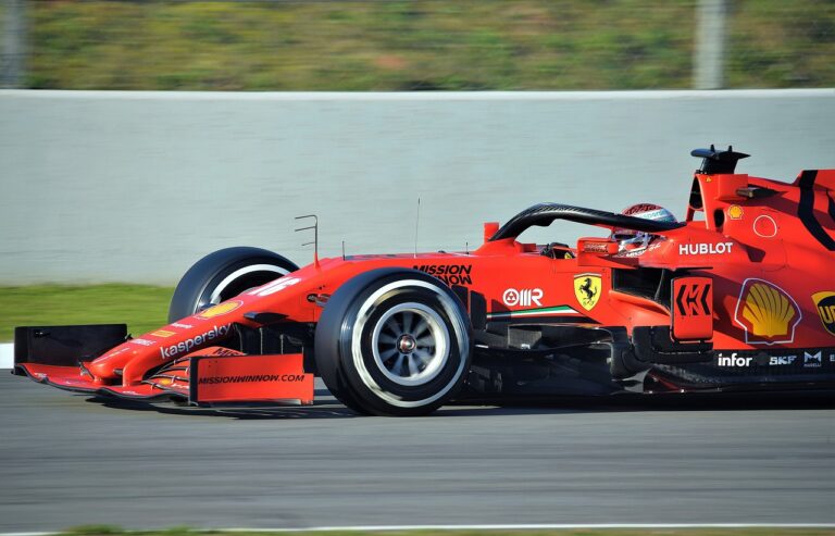 Fórmula 1 Ferrari corriendo cerca del muro de la pista